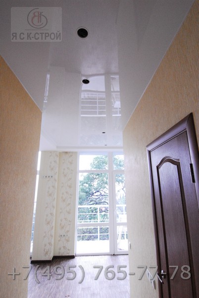 Глянец потолок отражает весь пол коридора фото ремонта